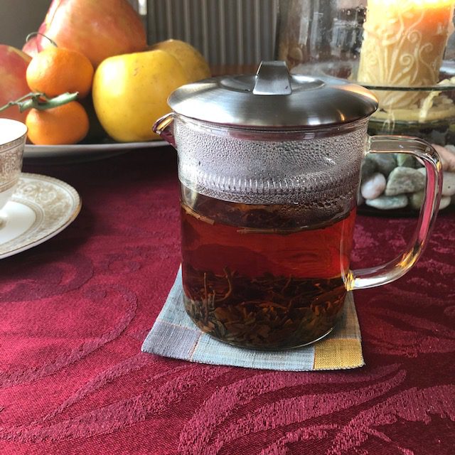 http://www.teainfusiast.com/wp-content/uploads/2021/12/samovar-glass-pitcher-with-english-breakfast-rotated.jpg